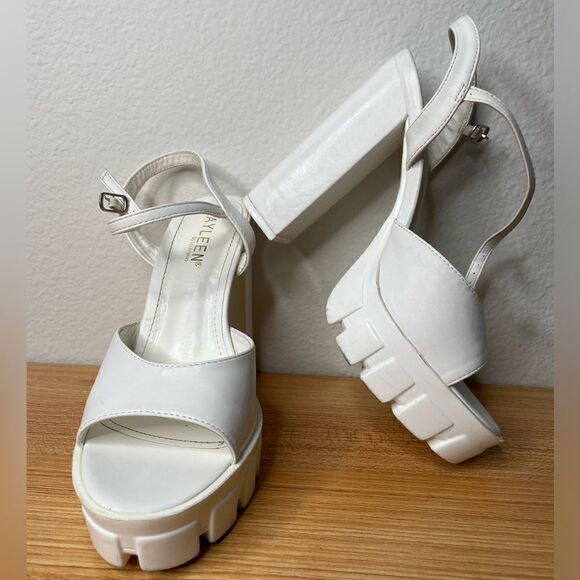 White Bulky Sole Sandel Heel - Picture 2 of 7